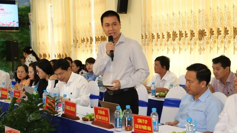 Các đại biểu thảo luận tại hội nghị.