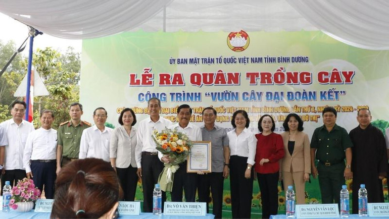 Ra quân trồng cây công trình “Vườn cây Đại đoàn kết” tại thành phố Thủ Dầu Một, tỉnh Bình Dương.