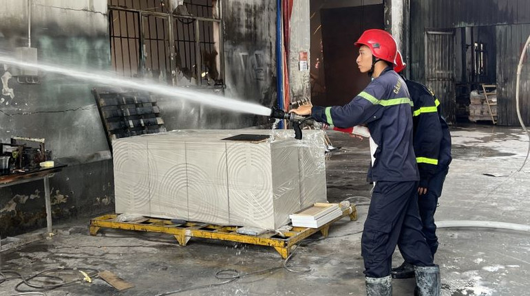 Chữa cháy tại hiện trường.