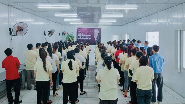 Công nhân lao động Công ty Haksan Vina tưởng niệm Tổng Bí thư Nguyễn Phú Trọng.