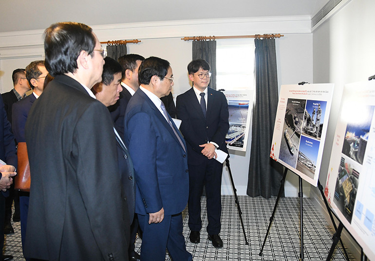 Thủ tướng Phạm Minh Chính nghe lãnh đạo Tập đoàn SK giới thiệu về các dự án hydrogen và lưu trữ CO2. Thủ tướng Phạm Minh Chính nghe lãnh đạo Tập đoàn SK giới thiệu về các dự án hydrogen và lưu trữ CO2.