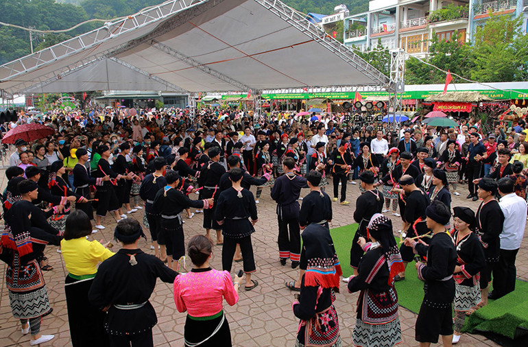 Du khách tham gia các hoạt động văn hóa cộng đồng của đồng bào dân tộc Dao ở Mộc Châu. (Ảnh: LUYỆN NGỌC TUẤN)