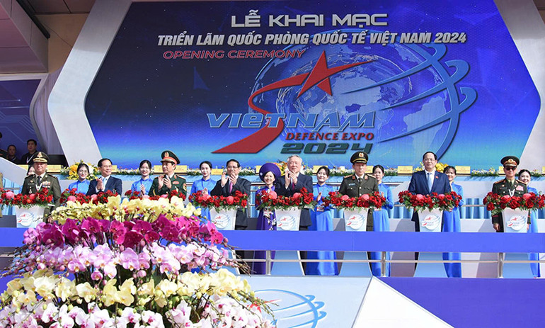 Thủ tướng Phạm Minh Chính và các đồng chí lãnh đạo, đại biểu thực hiện nghi thức bấm nút khai mạc Triển lãm. (Ảnh: TRẦN HẢI)