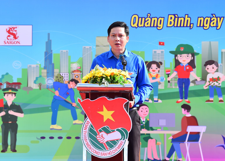 Đồng chí Đặng Đại Bàng, Ủy viên Ban Chấp hành Trung ương Đoàn, Tỉnh ủy viên, Bí thư Tỉnh đoàn Quảng Bình phát biểu phát động Lễ ra quân Chiến dịch Thanh niên tình nguyện hè năm 2024.