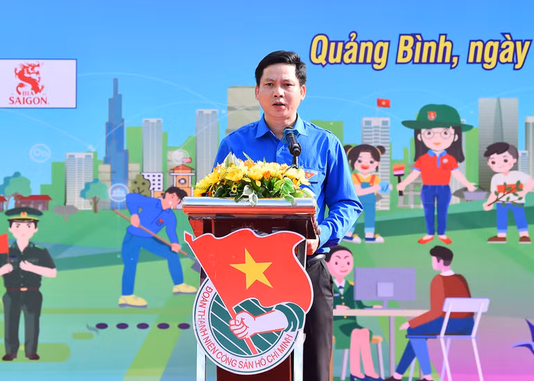 Đồng chí Đặng Đại Bàng, Ủy viên Ban Chấp hành Trung ương Đoàn, Tỉnh ủy viên, Bí thư Tỉnh đoàn Quảng Bình phát biểu phát động Lễ ra quân Chiến dịch Thanh niên tình nguyện hè năm 2024.