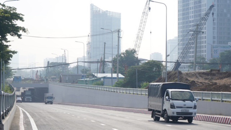 Một nhánh hầm chui HC2 mới khang trang, sạch đẹp đã được thông xe tại nút giao Nguyễn Văn Linh-Nguyễn Hữu Thọ. (Ảnh: Thế Anh )