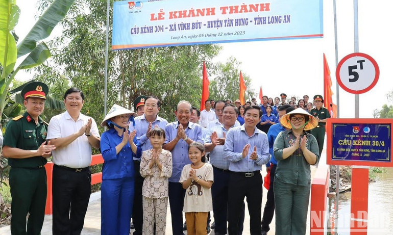 Nguyên Phó Thủ tướng Thường trực Chính phủ Trương Hòa Bình cùng lãnh đạo tỉnh và địa phương dự lễ khánh thành cầu kênh 30/4, xã Vĩnh Bửu, Tân Hưng, Long An.