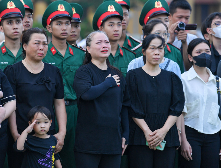 Nhiều người dân xúc động, bật khóc khi chứng kiến nghi thức thượng cờ Quốc tang Tổng Bí thư Nguyễn Phú Trọng.