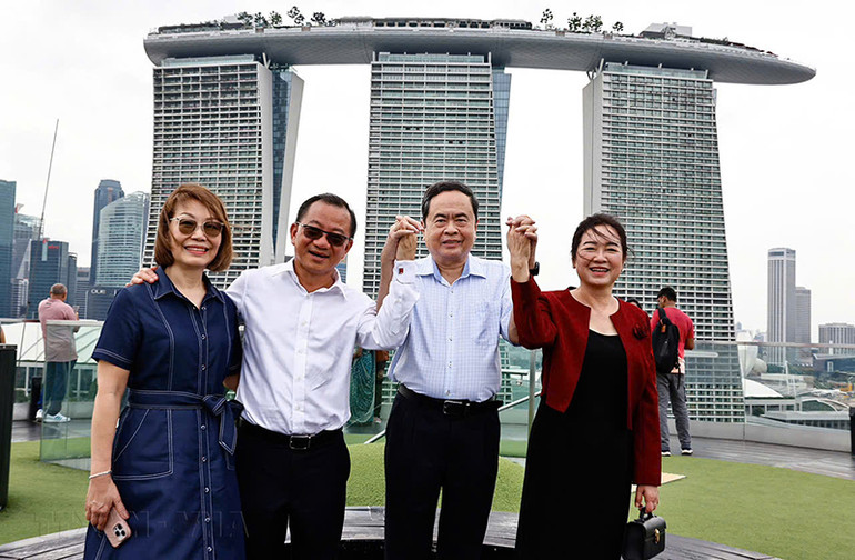 Cuối chiều hôm nay, Chủ tịch Quốc hội Trần Thanh Mẫn và Phu nhân cùng Chủ tịch Quốc hội Singapore Seah Kian Peng và Phu nhân thăm công viên thiên nhiên Gardens By The Bay.