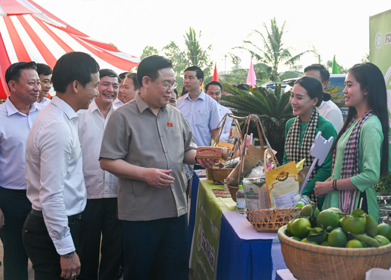 Chủ tịch Quốc hội Vương Đình Huệ và các đại biểu tham quan gian trưng bày các sản phẩm nông sản tiêu biểu của tỉnh Tây Ninh.