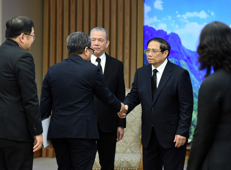 Thủ tướng Phạm Minh Chính đón các thành viên đi cùng đoàn với Phó Thủ tướng Malaysia Fadillah Yusof. Thủ tướng Phạm Minh Chính đón các thành viên đi cùng đoàn với Phó Thủ tướng Malaysia Fadillah Yusof.