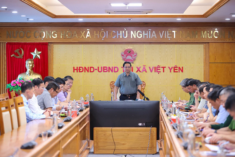 Thủ tướng Phạm Minh Chính chủ trì họp trực tuyến với một số bộ, ngành, tỉnh, thành phố phía bắc.