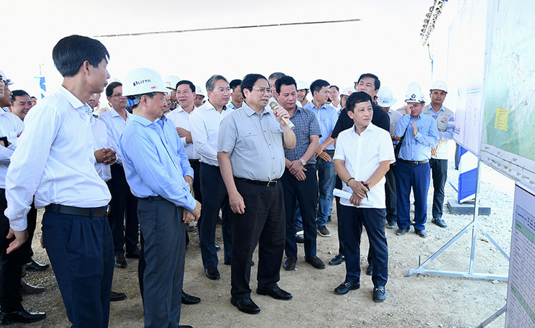 Thủ tướng Phạm Minh Chính chỉ đạo về tiến độ Dự án đường bộ cao tốc Vân Phong-Nha Trang. Thủ tướng Phạm Minh Chính chỉ đạo về tiến độ Dự án đường bộ cao tốc Vân Phong-Nha Trang.