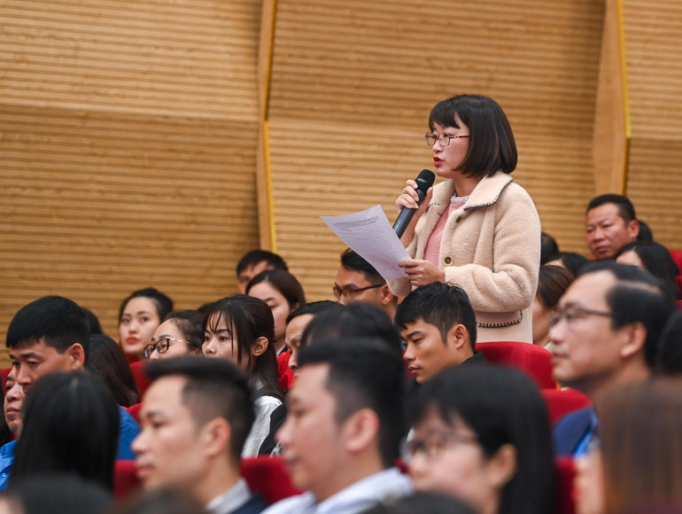 Cử tri Phạm Thị Lệ Thủy, Công nhân Công ty TNHH Giầy Thuận Phi phát biểu ý kiến.