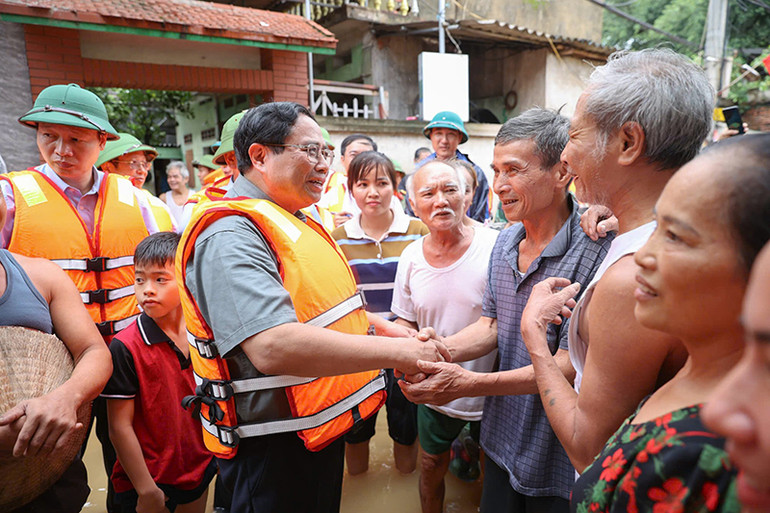 Thủ tướng Phạm Minh Chính với bà con nhân dân xã Vân Hà, thị xã Việt Yên.