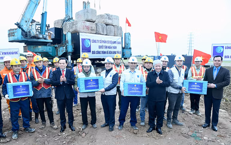 Các đồng chí Đỗ Văn Chiến và Trần Lưu Quang trao quà động viên các đơn vị tham gia thi công trên công trường. Các đồng chí Đỗ Văn Chiến và Trần Lưu Quang trao quà động viên các đơn vị tham gia thi công trên công trường.