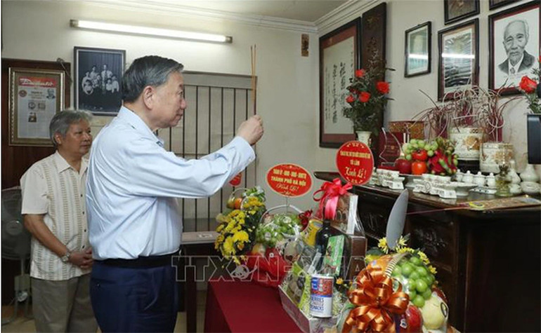 Tổng Bí thư, Chủ tịch nước Tô Lâm dâng hương tưởng niệm họa sĩ Bùi Trang Chước - tác giả Quốc huy Việt Nam. (Ảnh: TTXVN) Tổng Bí thư, Chủ tịch nước Tô Lâm dâng hương tưởng niệm họa sĩ Bùi Trang Chước - tác giả Quốc huy Việt Nam. (Ảnh: TTXVN)