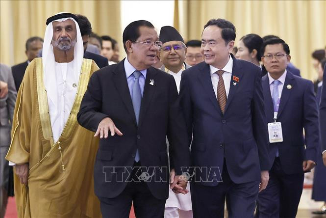 Chủ tịch Đảng Nhân dân Campuchia, Chủ tịch Thượng viện Campuchia Samdech Techo Hun Sen đón Chủ tịch Quốc hội Trần Thanh Mẫn dự Hội nghị.