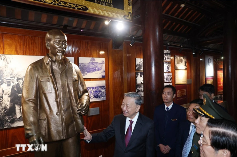 Tổng Bí thư Tô Lâm thăm nhà trưng bày tại Khu di tích Quốc gia đặc biệt Kim Liên thuộc huyện Nam Đàn, tỉnh Nghệ An. (Ảnh: Thống Nhất/TTXVN)