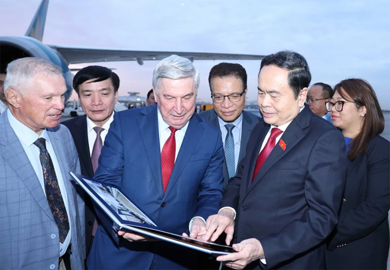 Lễ tiễn Chủ tịch Quốc hội Trần Thanh Mẫn tại sân bay Vnukovo, thủ đô Moskva, Liên bang Nga. (Ảnh: TTXVN)