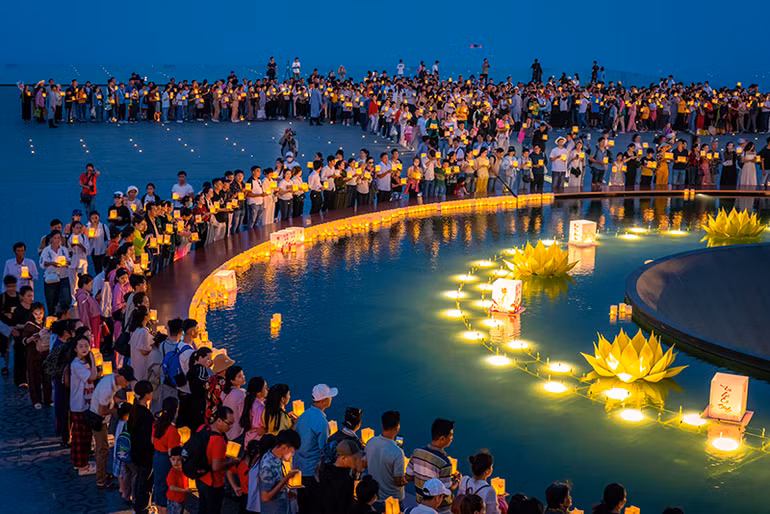 Lễ dâng đăng diễn ra vào các tối thứ 7 trên núi Bà Đen. (Ảnh: Nguyễn Minh Tú)