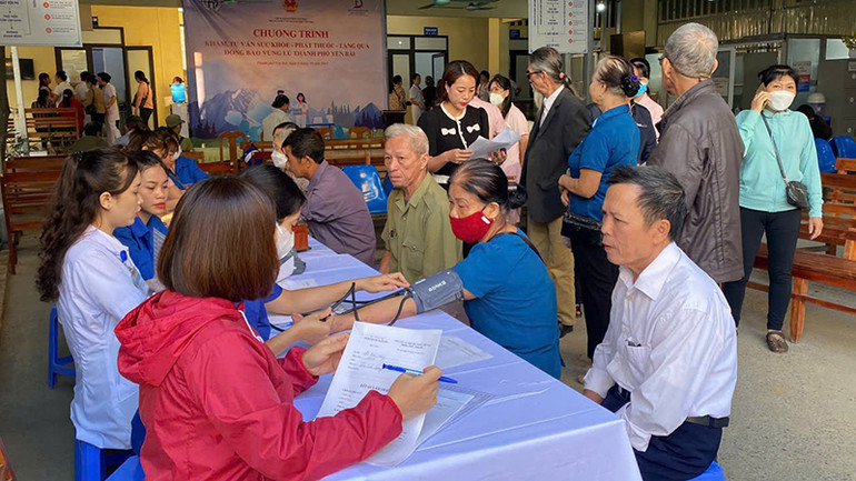 Đo huyết áp, khám bệnh cho nhân dân thành phố Yên Bái. Đo huyết áp, khám bệnh cho nhân dân thành phố Yên Bái.