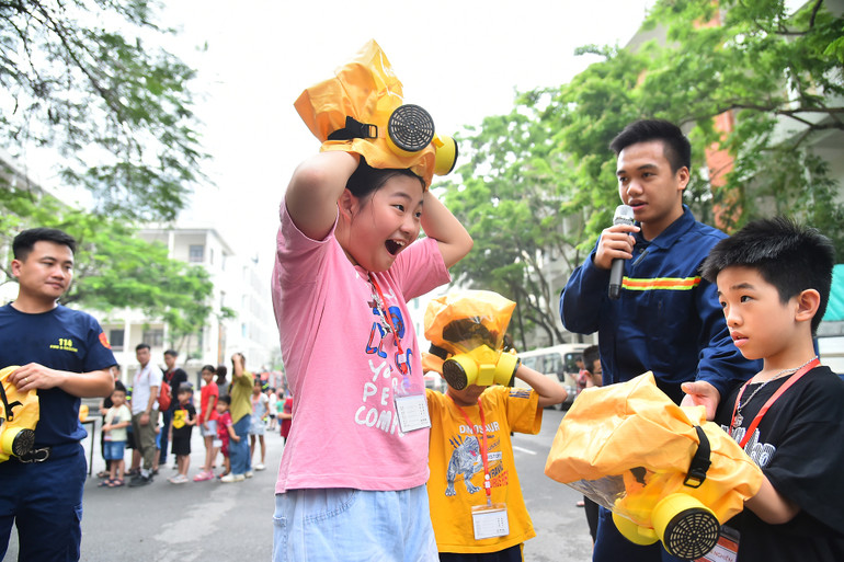 Hỏa hoạn có thể xảy ra bất cứ lúc nào, khiến cho mọi người đều hoảng loạn và khó xử lý. Một trong các biện pháp hiệu quả hiện nay mà các gia đình đang được khuyến cáo ngoài bình cứu hỏa là nên trang bị sẵn mặt nạ cứu hỏa. Khi có cháy xảy ra, mặt nạ cứu hỏa với thiết kế đặc biệt có khả năng chống khói khí độc, chịu được nhiệt độ cao giúp bạn và người thân an toàn để di chuyển nhanh đến lối thoát hiểm.