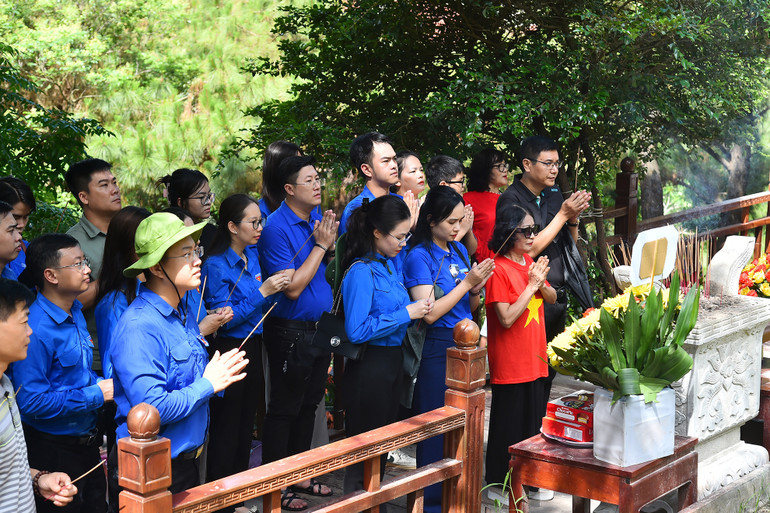 Đoàn viên thanh niên các cơ quan thuộc Cụm hoạt động số III - Đoàn khối Các cơ quan Trung ương và Tỉnh Đoàn Quảng Bình dâng hương tưởng nhớ Đại tướng Võ Nguyên Giáp.