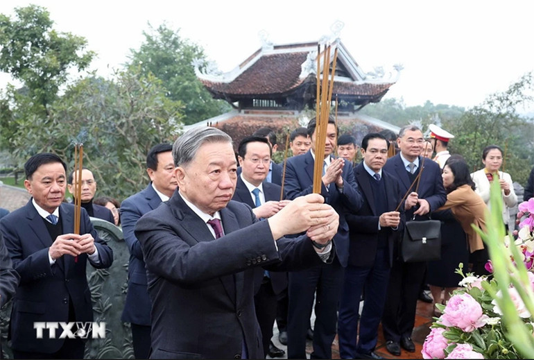 Tổng Bí thư Tô Lâm và đoàn công tác dâng hoa, dâng hương tại Đền Chung Sơn - Đền thờ gia tiên Bác Hồ. (Ảnh: Thống Nhất/TTXVN)