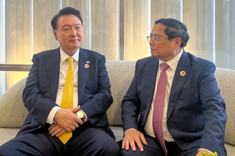 Thủ tướng Phạm Minh Chính có cuộc tiếp xúc với Tổng thống Hàn Quốc Yoon Suk Yeol. (Ảnh: Nhật Bắc/VGP)