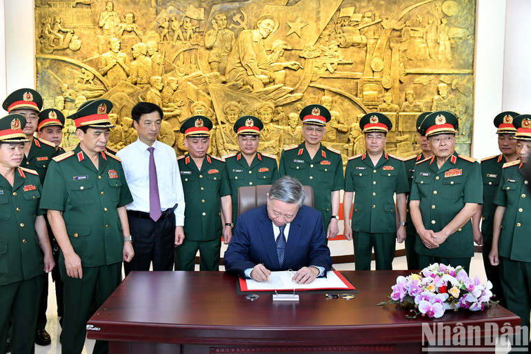 Tổng Bí thư, Chủ tịch nước Tô Lâm ghi sổ lưu niệm truyền thống của Tổng cục II. (Ảnh: ĐĂNG KHOA) Tổng Bí thư, Chủ tịch nước Tô Lâm ghi sổ lưu niệm truyền thống của Tổng cục II. (Ảnh: ĐĂNG KHOA)