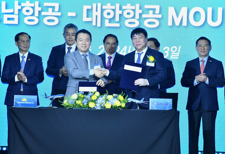 Thủ tướng Phạm Minh Chính chứng kiến lễ ký và trao thỏa thuận hợp tác giữa Vietnam Airlines với đối tác Hàn Quốc.