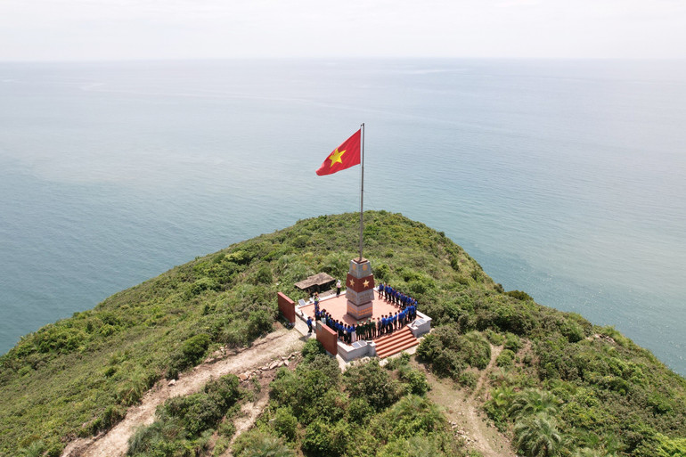 Quang cảnh lễ chào cờ của Đoàn viên thanh niên các cơ quan thuộc Cụm hoạt động số III - Đoàn khối Các cơ quan Trung ương và Tỉnh đoàn Quảng Bình tại Cột cờ Tổ quốc thuộc Đảo La.