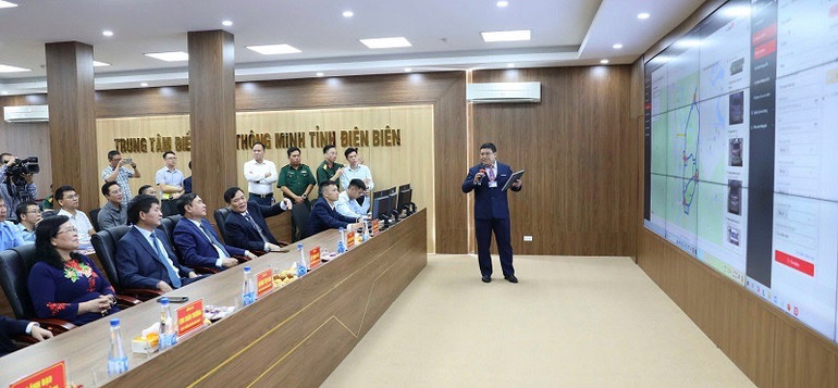 Các đồng chí lãnh đạo Tỉnh ủy, Hội đồng nhân dân, Ủy ban nhân dân tỉnh Điện Biên kiểm tra việc quản lý, vận hành hệ thống camera giám sát tại Trung tâm Điều hành thông minh tỉnh Điện Biên.