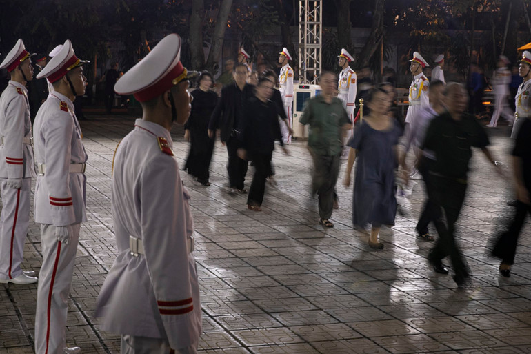 Hơn 22 giờ ngày 25/7, hàng dài người dân vẫn xếp hàng vào viếng Tổng Bí thư Nguyễn Phú Trọng.