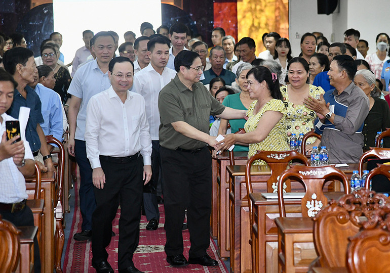 Thủ tướng Phạm Minh Chính thăm hỏi nhân dân thành phố Cần Thơ tham dự Chương trình.
