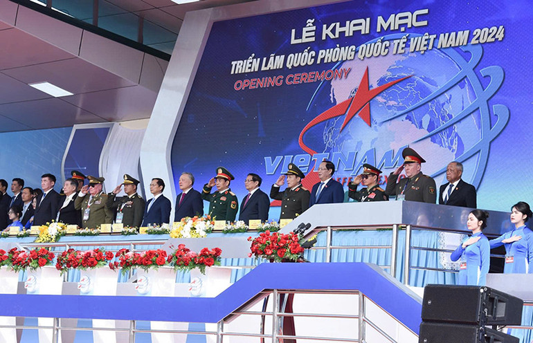 Thủ tướng Phạm Minh Chính và các đồng chí lãnh đạo, đại biểu quốc tế thực hiện nghi thức chào cờ. (Ảnh: TRẦN HẢI)