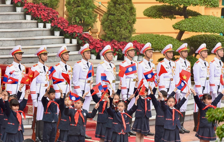 Các cháu thiếu nhi vẫy chào hai Thủ tướng.