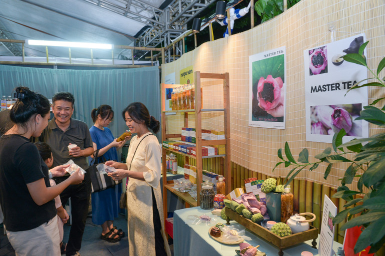 Chị Châu Giang, một trong những người làm nghề ướp trà sen Tây Hồ chia sẻ: Ướp trà sen là nghề truyền thống lâu đời của người dân khu vực Hồ Tây, Hà Nội. Trà sen Hồ Tây, đặc biệt là Đầm Trị được yêu mến không chỉ bởi hương thơm thanh khiết không nơi nào có được mà còn vì vẻ đẹp của bông trà sen.