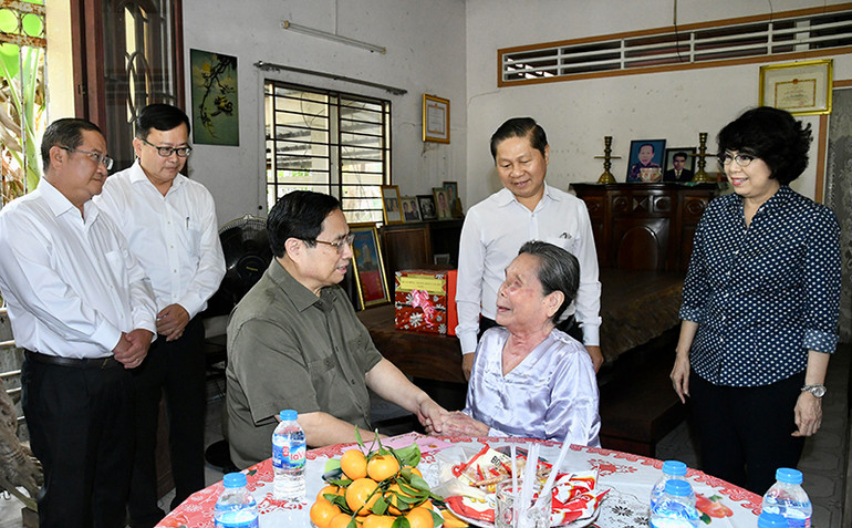 Thủ tướng Phạm Minh Chính thăm, tặng quà, chúc Tết gia đình thương binh nặng Lâm Thị Mười.