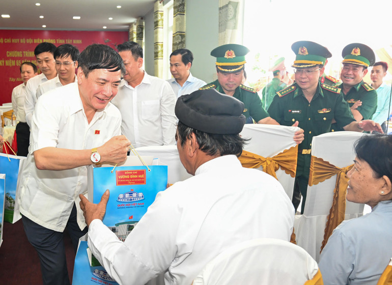 Tổng Thư ký, Chủ nhiệm Văn phòng Quốc hội Bùi Văn Cường tặng quà cho các hộ nghèo, gia đình có hoàn cảnh khó khăn tại chương trình.
