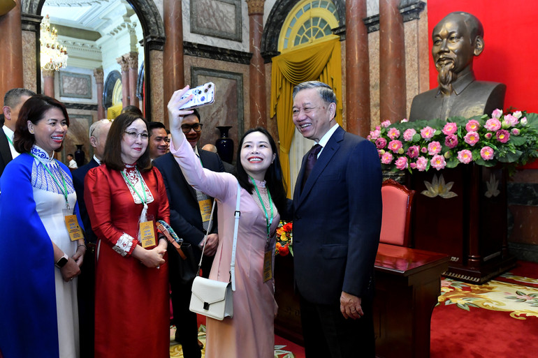 Các đại biểu kiều bào chụp ảnh cùng Tổng Bí thư, Chủ tịch nước Tô Lâm. (Ảnh: ĐĂNG KHOA)