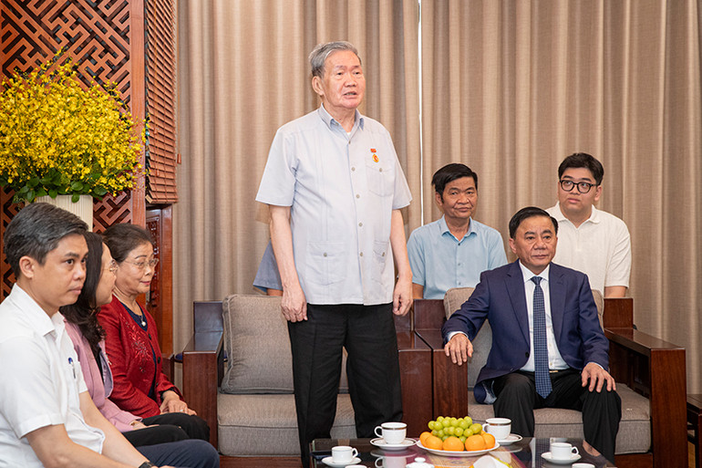 Đồng chí Đinh Thế Huynh phát biểu tại buổi lễ. (Ảnh: SƠN TÙNG)