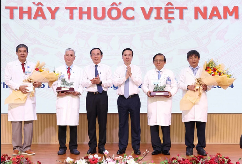 Chủ tịch nước Võ Văn Thưởng và Bí thư Thành ủy Thành phố Hồ Chí Minh Nguyễn Văn Nên tặng quà, chúc mừng ê-kíp của hai Bệnh viện Nhi đồng 1 và Từ Dũ vừa thực hiện thành công liên tiếp 2 ca thông tim can thiệp bào thai. Ảnh: TTXVN