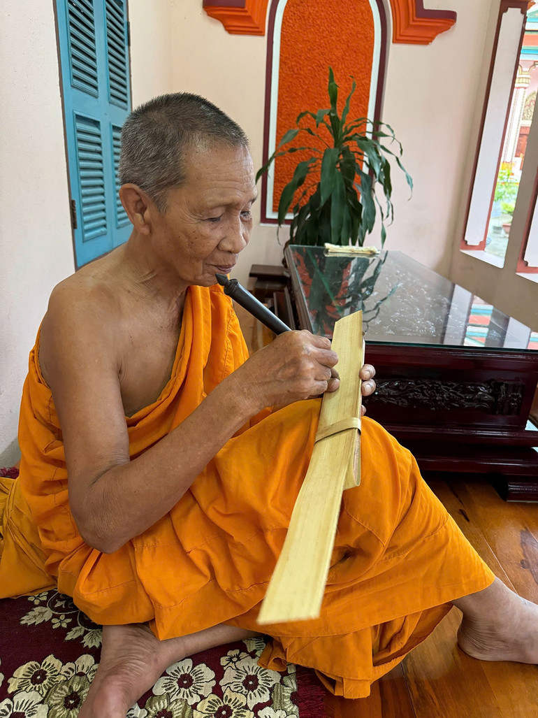 Hòa thượng Chau Ty, người duy nhất nắm giữ kỹ thuật khắc chữ trên lá buông ở An Giang.