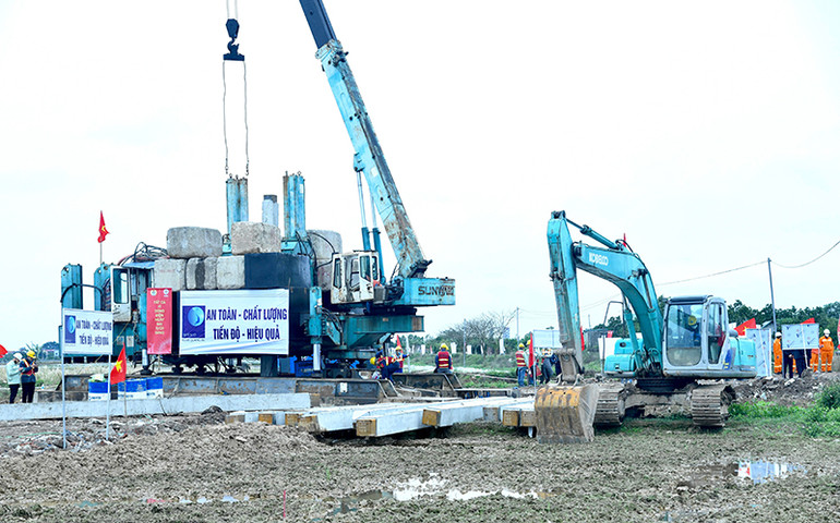 Công trường thi công Đường dây 500kV Quảng Trạch-Phố Nối tại vị trí cạnh Trạm biến áp 500kV Phố Nối (Hưng Yên).