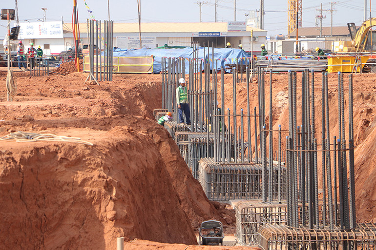 Công nhân thi công xuyên Tết ở dự án sân bay Long Thành. Ảnh: Thiên Vương