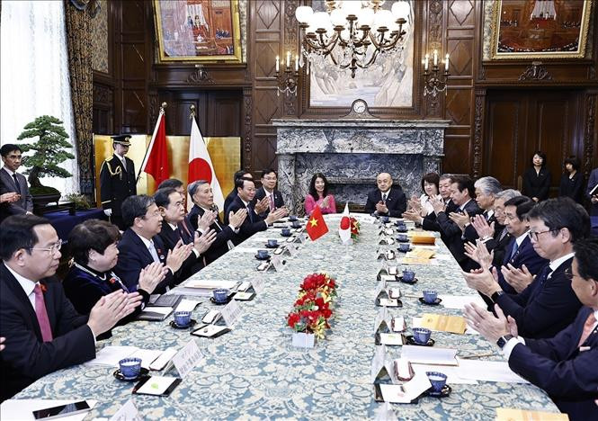 Chủ tịch Quốc hội Trần Thanh Mẫn và Chủ tịch Thượng viện Nhật Bản Sekiguchi Masakazu ký thỏa thuận hợp tác. (Ảnh: Doãn Tấn/TTXVN)