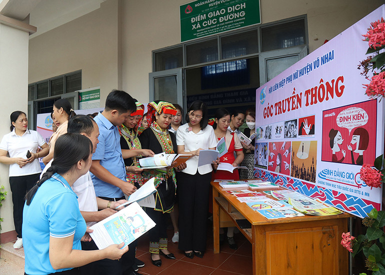 Lễ phát động chiến dịch truyền thông tuyên truyền thay đổi “Nếp nghĩ, cách làm” xóa bỏ định kiến và khuôn mẫu giới do Hội Liên hiệp Phụ nữ huyện Võ Nhai, tỉnh Thái Nguyên) tổ chức. (Ảnh: HỮU ĐƯỢC)