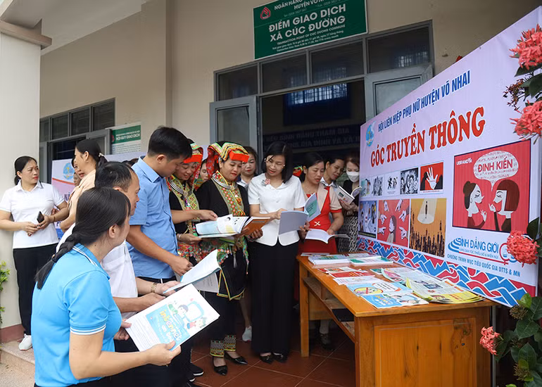 Lễ phát động chiến dịch truyền thông tuyên truyền thay đổi “Nếp nghĩ, cách làm” xóa bỏ định kiến và khuôn mẫu giới do Hội Liên hiệp Phụ nữ huyện Võ Nhai, tỉnh Thái Nguyên) tổ chức. (Ảnh: HỮU ĐƯỢC)